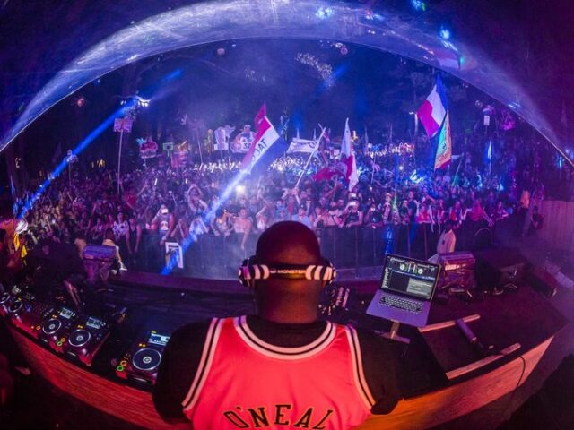 shaq at tomorrowWorld 2015