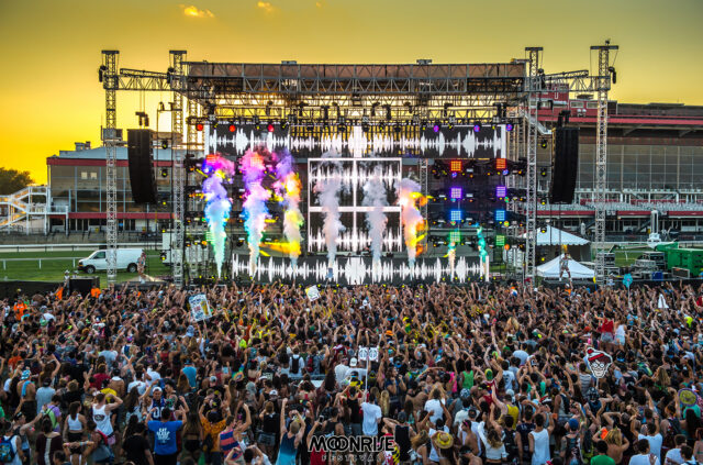 02-moonrise-fest-crowd-2015-billboard-1548 moonrise 2016