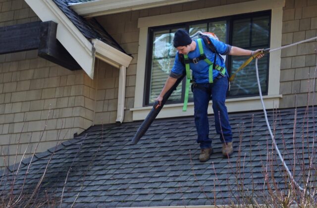 7 Reasons to Hire a Professional Gutter Cleaning Service - EDM Chicago