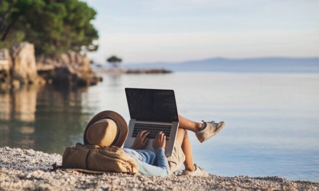 Work-Remotely-While-Traveling