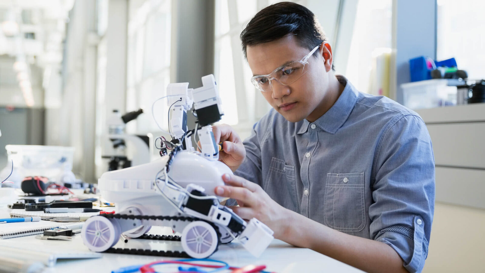 engineer-inventing-robotics-GettyImages-554996313