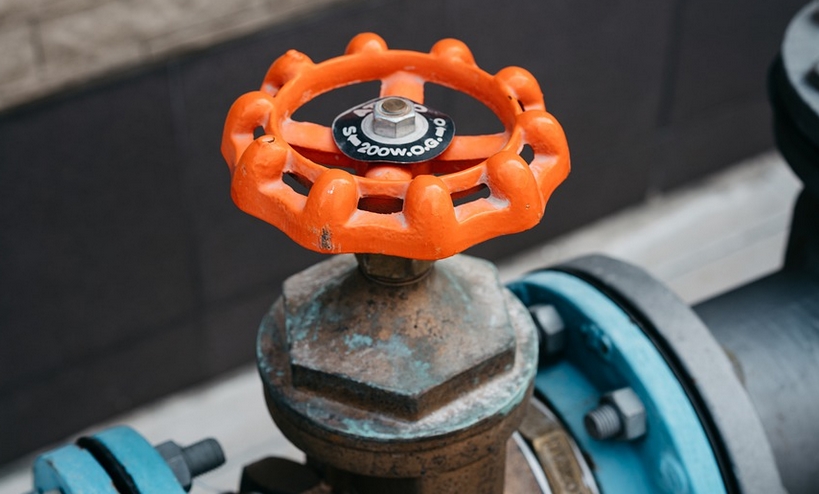 6 Tips on How to Choose the Right Industrial Valve industrial valve on pipeline