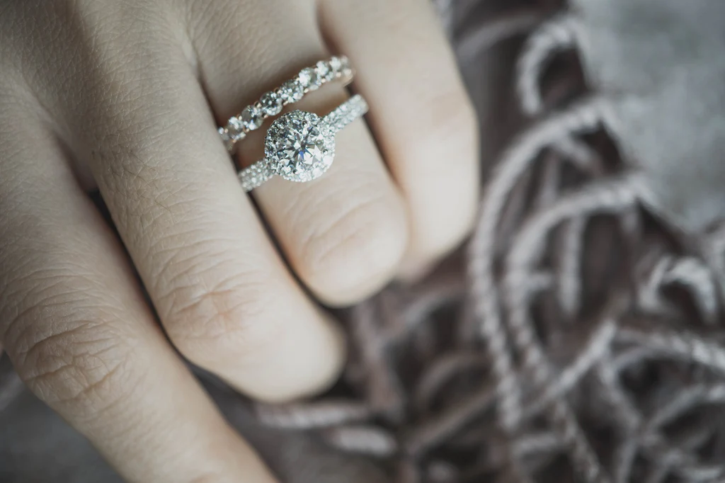 Sparkling Moments Finding the Perfect Engagement Rings Online